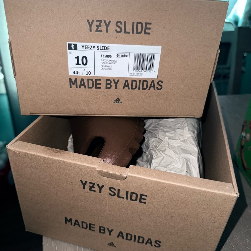 Adidas Yeezy Slide in Earthy Brown new with box - Picture 5 of 7